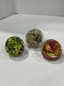 lot 1030 image: Art glass paperweights