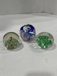 lot 1031 image: Art glass paperweights