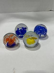 lot 1032 image: Art glass paperweights