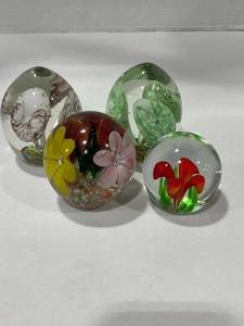 lot 1033 image: Art glass paperweights