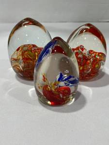lot 1034 image: Art glass paperweights
