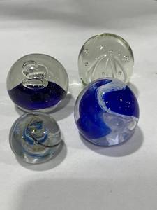 lot 1035 image: Art glass paperweights