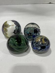 lot 1036 image: Art glass paperweights