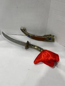 lot 1044 image: Vintage curved blade dagger with sheath