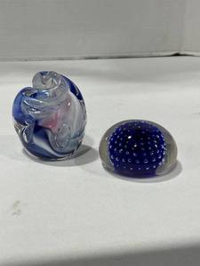 lot 1045 image: Karg signed and Murano art glass paperweights