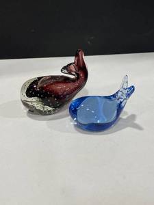 lot 1050 image: Art glass whales