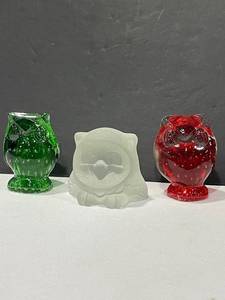 lot 1052 image: Art glass owls