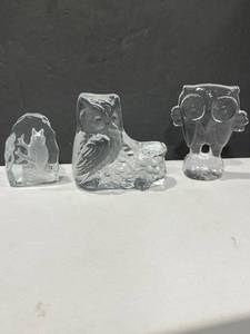 lot 1053 image: Clear and frosted glass owls