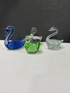 lot 1054 image: Art glass swans