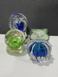 lot 1056 image: Art glass paperweights
