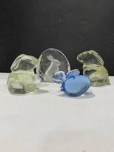 lot 1059 image: Art glass bunnies
