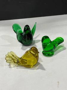 lot 1060 image: Art glass emerald and amber birds