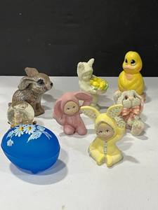 lot 1065 image: Bunny and chick decor