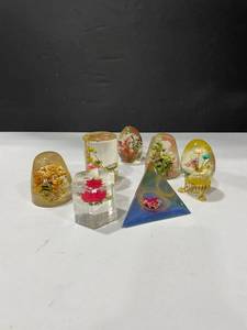 lot 1068 image: Flower in acrylic paperweights