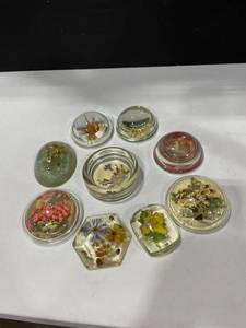 lot 1069 image: Flower in acrylic and glass paperweights