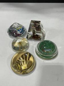 lot 1072 image: Butterflies and more paperweights