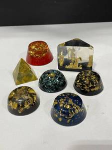 lot 1074 image: Alaska and other gold souvenir in acrylic paperweights
