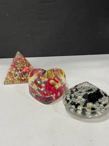lot 1075 image: Lucite heart pen holder and paperweights
