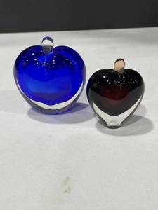 lot 1079 image: Vintage art glass perfume bottles