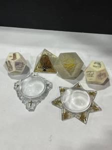 lot 1082 image: Souvenir paperweights