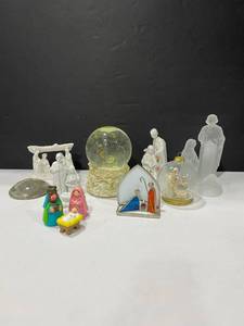 lot 1084 image: Nativity scenes