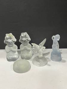 lot 1085 image: Viking glass praying girls and more