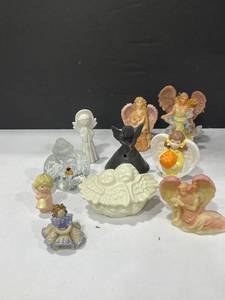lot 1090 image: Fenton and other angel decor