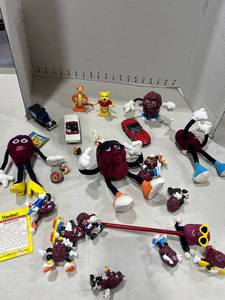 lot 1104 image: California Raisin toys and more