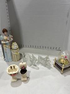 lot 1107 image: Avon 2007 Mrs. Albee Award figurine, which also celebrates the 40th anniversary of the Presidents Club, music box and more