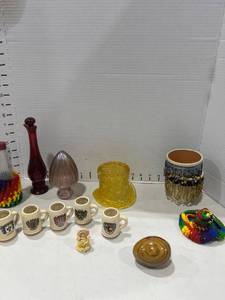 lot 1108 image: Vintage amber glass top hat daisy and button pattern, Avon perfume bottle, small souvenir mugs and more