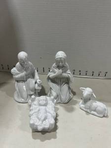 lot 1112 image: Ceramic nativity scene