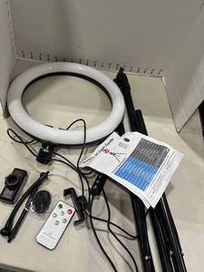lot 1119 image: Adjustable height ring light