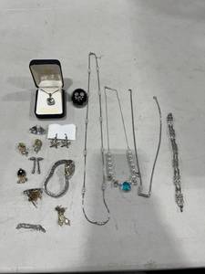 lot 1124 image: Womens jewelry
