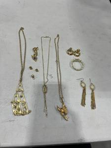 lot 1127 image: Womens jewelry