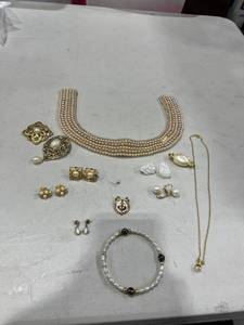 lot 1129 image: Womens jewelry