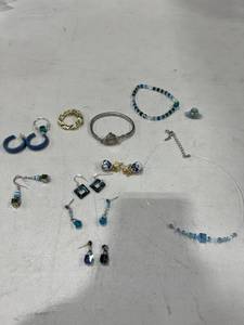 lot 1131 image: Womens jewelry