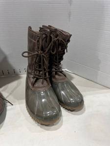 lot 1145 image: Duck boots size 6