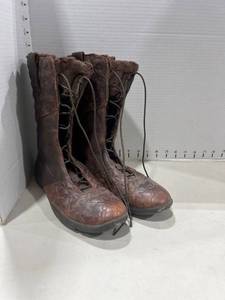 lot 1146 image: Boots size 9