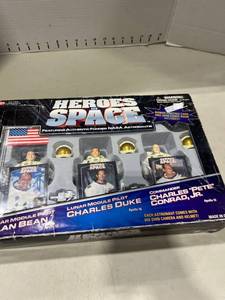 lot 1190 image: Heroes Of Space Action Figure Set Alan Bean Charles Duke