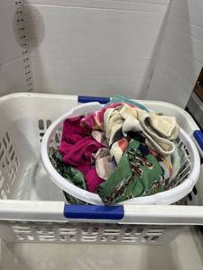 lot 1211 image: Laundry baskets with towels