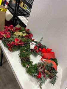 lot 2040 image: Christmas wreaths