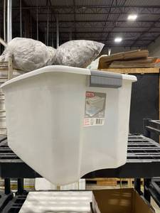 lot 2051 image: Sterilite 70 qt storage tote with lid