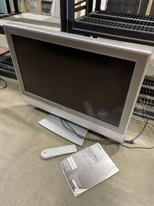 lot 2054 image: Toshiba 32 in tv with remote control