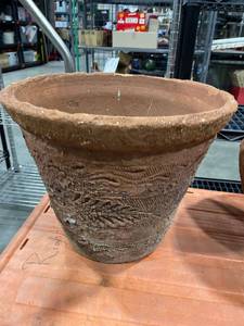 lot 3001 image: Clay pot 16 in tall