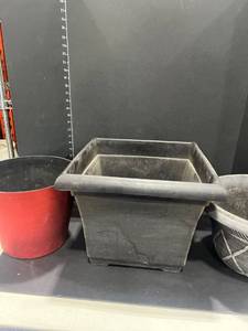 lot 3041 image: Plastic planters