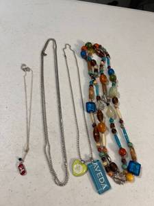 lot 3052 image: Womens jewelry