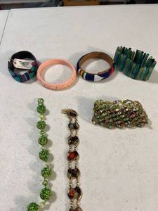 lot 3055 image: Bracelets