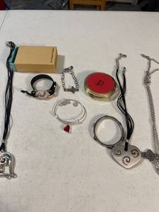 lot 3057 image: Womens jewelry