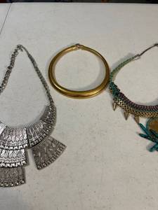 lot 3058 image: Necklaces