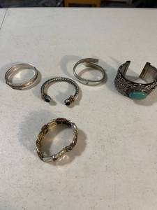 lot 3060 image: Bracelets